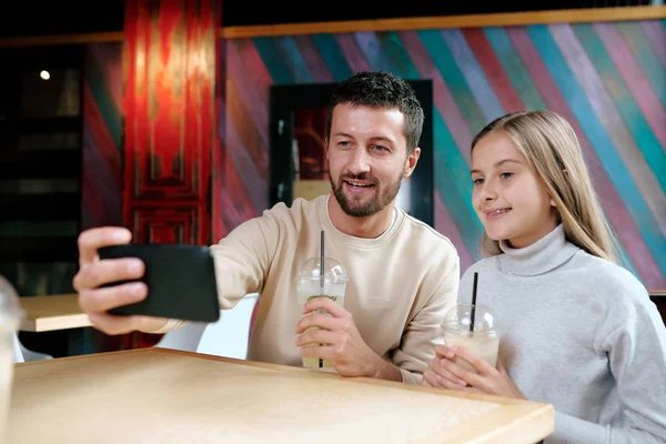 Hem Kafede Oturup Hem Kokteyl Içerken Kızıyla Selfie Çeken Mutlu — Stok fotoğraf