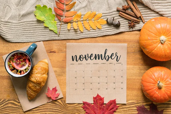 Calendário Novembro Com Bebida Quente Croissant Abóboras Maduras Folhas Outono — Fotografia de Stock