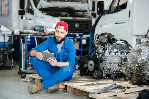 Jeune Travailleur Sérieux Technicien Vêtements Travail Surfant Sur Net Pour — Photo