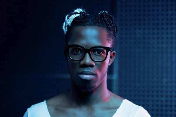 Fiatal Komoly Afrikai Férfi Szemüvegben Fehér Pólóban Aki Téged Néz — Stock Fotó