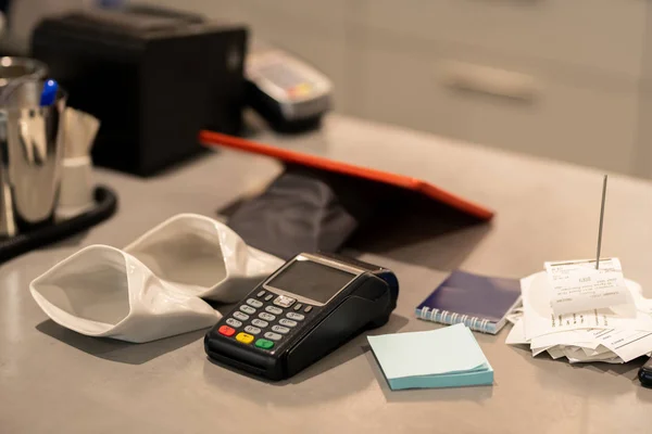 Elektronische Betaalautomaat Twee Kleine Lege Zakken Voor Wisselgeld Briefpapier Stapel — Stockfoto