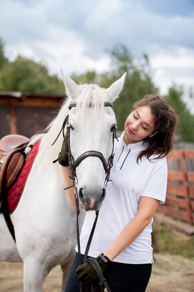 Jonge Vrouw Knuffelen Witte Renpaard Kijken Naar Haar Terwijl Chillen — Stockfoto