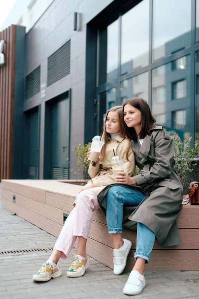 Dwie Spokojne Kobiety Smart Casual Drinki Siedząc Przy Nowoczesnym Budynku — Zdjęcie stockowe