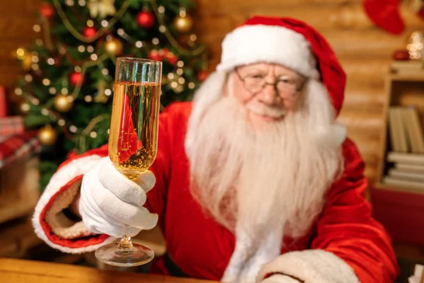圣诞老人在摄像机前举着香槟酒为你欢呼 同时祝你圣诞快乐 — 图库照片