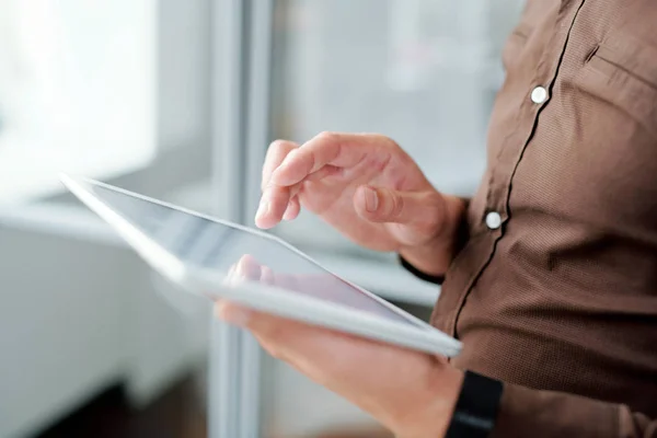 Ręka Współczesnego Mobilnego Biznesmena Nad Wyświetlaniem Tabletu Cyfrowego Podczas Przewijania — Zdjęcie stockowe