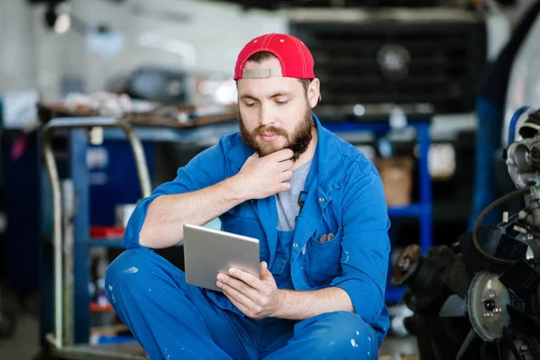 Jeune Technicien Coûteux Service Réparation Touchant Barbe Tout Faisant Défiler — Photo