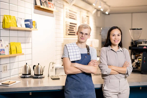 Två Unga Framgångsrika Servitörer Uniform Tittar Dig Medan Står Vid — Stockfoto