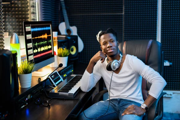 Joven Hombre Africano Exitoso Ropa Casual Sentado Por Lugar Trabajo — Foto de Stock