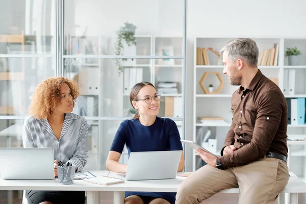 Feliz Joven Mujer Negocios Caucásica Colega Raza Mixta Escuchando Explicación — Foto de Stock