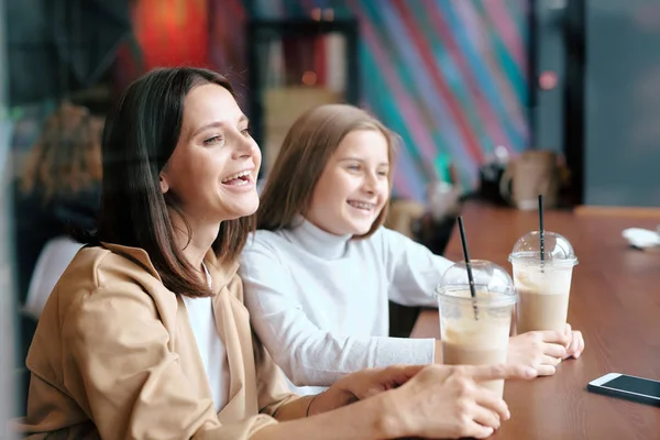 Jeune Femme Extatique Jolie Fille Avec Des Cocktails Lait Riant — Photo