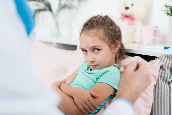 Steksiz Hasta Küçük Kız Evde Yatarken Doktorun Elinde Tuttuğu Ilaçla — Stok fotoğraf