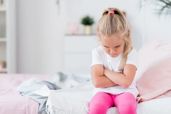 Enfant Offensé Ennuyé Tenue Décontractée Croisant Les Bras Sur Poitrine — Photo