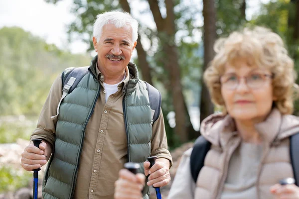 Een Van Volwassen Wandelaars Die Naar Kijkt Terwijl Hij Geniet — Stockfoto