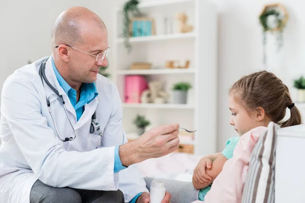 Dokter Serius Dalam Mantel Putih Memberikan Obat Kepada Pasien Kecilnya — Stok Foto