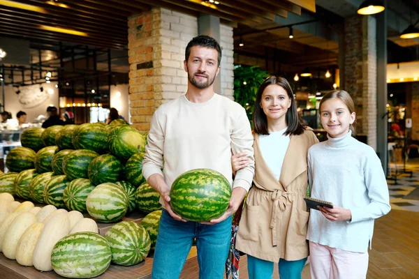 Fiatal Alkalmi Család Három Vásárlás Érett Görögdinnye Miközben Áll Nagy — Stock Fotó