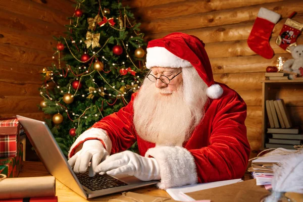 Samtida Santa Skriva Laptop Tangenter När Sitter Vid Bordet Och — Stockfoto