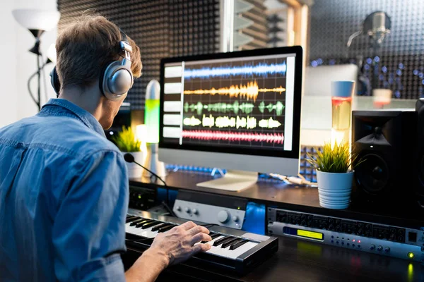 Fiatal Zenész Fülhallgatóval Nyomja Billentyűk Zongora Billentyűzet Miközben Számítógép Monitor — Stock Fotó