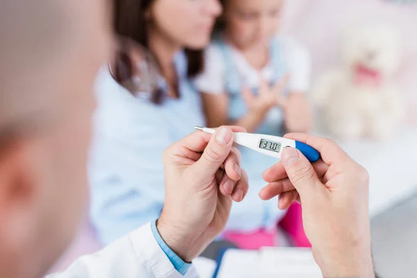 Manos Del Médico Sosteniendo Termómetro Que Muestra Temperatura Del Pequeño —  Fotos de Stock