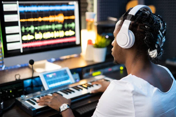 Joven Músico Auriculares Mirando Formas Onda Sonido Pantalla Del Ordenador — Foto de Stock