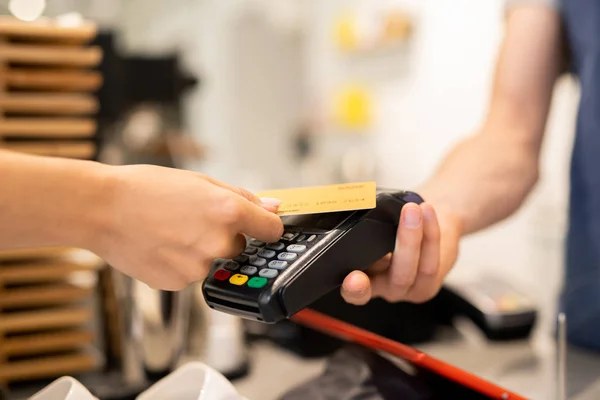 Junger Kunde Des Cafés Hält Plastikkarte Über Den Elektronischen Zahlungsautomaten — Stockfoto