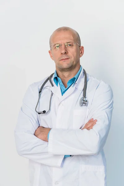 Junger Ernsthafter Kreuzarmiger Arzt Weißem Kittel Der Isoliert Vor Der — Stockfoto