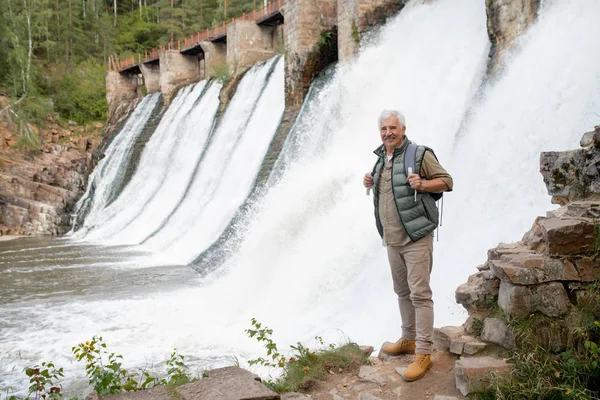 Glada Pensionerade Manliga Backpacker Tittar Dig När Står Vid Stora — Stockfoto