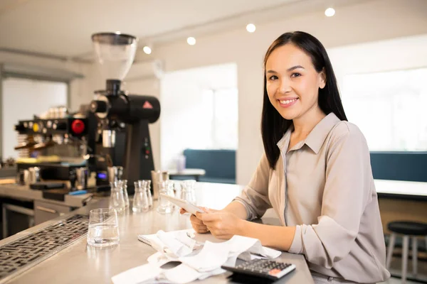 Ung Framgångsrik Chef Eller Revisor För Restaurang Med Tabletträkning Resultat — Stockfoto