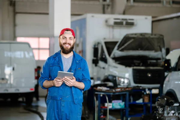 Jeune Technicien Joyeux Service Réparation Machines Vêtements Travail Vous Regardant — Photo