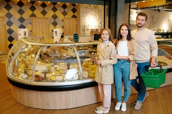 Cute Girl Notepad Her Parents Looking You While Standing Cheese — Stock Photo, Image