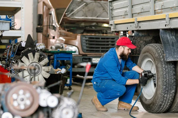 Jeune Ingénieur Technique Service Réparation Automobile Assis Sur Les Squats — Photo