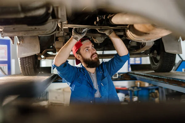 Trabajador Serio Ropa Trabajo Pie Bajo Coche Roto Examinando Motor — Foto de Stock