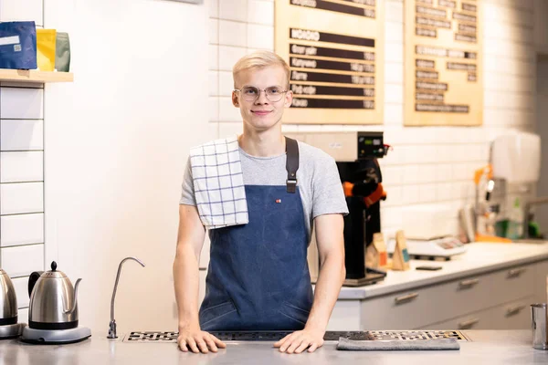 Feliz Joven Barista Exitoso Ropa Trabajo Pie Junto Lugar Trabajo — Foto de Stock