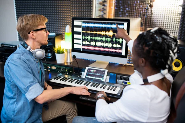 Çağdaş Müzisyenlerden Biri Ona Sesleri Nasıl Karıştıracağını Açıklarken Bilgisayar Ekranında — Stok fotoğraf