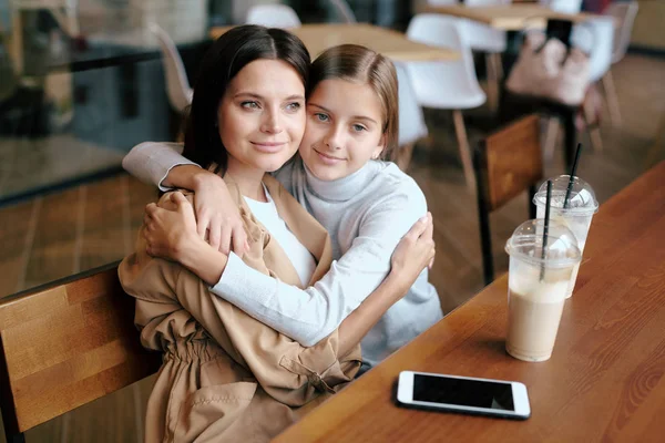 Serena Jovem Mulher Sua Filha Sentado Abraço Enquanto Relaxa Café — Fotografia de Stock