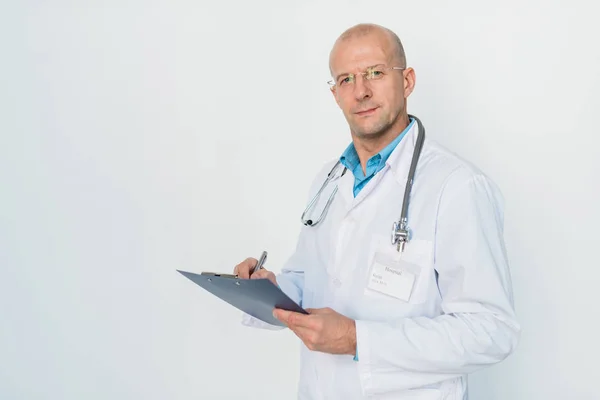 Médico Careca Óculos Prescrições Whitecoat Fazendo Documento Enquanto Por Parede — Fotografia de Stock