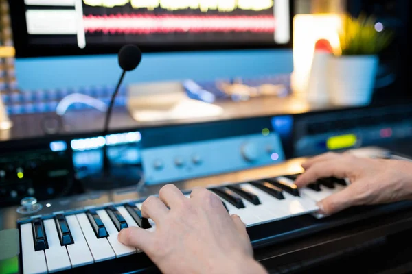 Handen Van Jonge Muzikant Die Toetsen Van Piano Toetsenbord Indrukken — Stockfoto