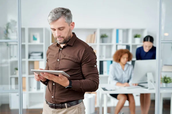 Elegant Afaceri Barbă Touchpad Uitându Ecranul Său Timp Derulează Navighează — Fotografie, imagine de stoc