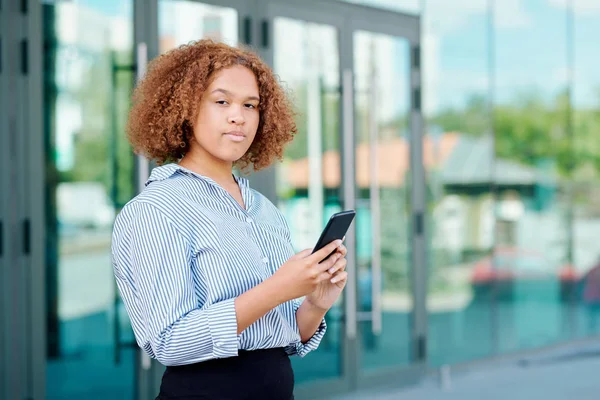 Hedendaagse Jonge Mobiele Werknemer Met Smartphone Die Naar Kijkt Terwijl — Stockfoto