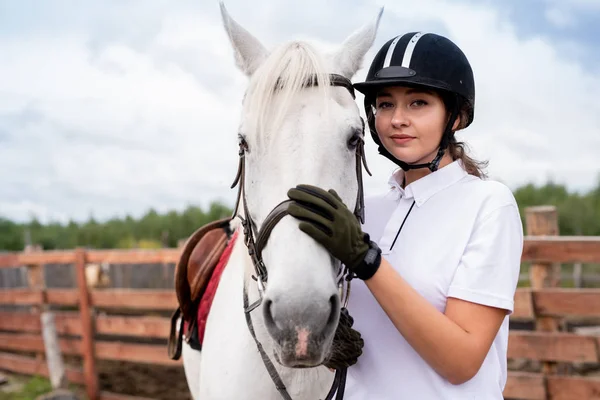 Spokojna Młoda Kobieta Białej Koszuli Polo Stroju Jeździeckim Obejmująca Konia — Zdjęcie stockowe