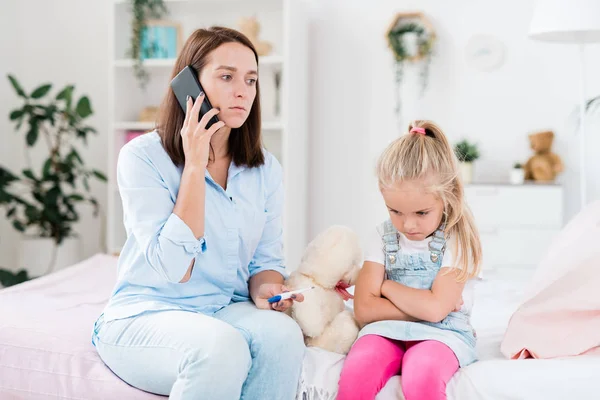 Mère Inquiète Avec Thermomètre Téléphone Intelligent Appelant Médecin Maison Tout — Photo