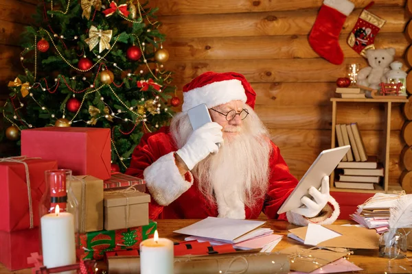 Seriöser Weihnachtsmann Mit Touchpad Und Smartphone Der Beim Einkaufen Netz — Stockfoto