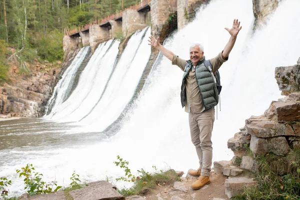 Gammal Extatisk Manlig Vandrare Med Upphöjda Armar Som Står Sten — Stockfoto