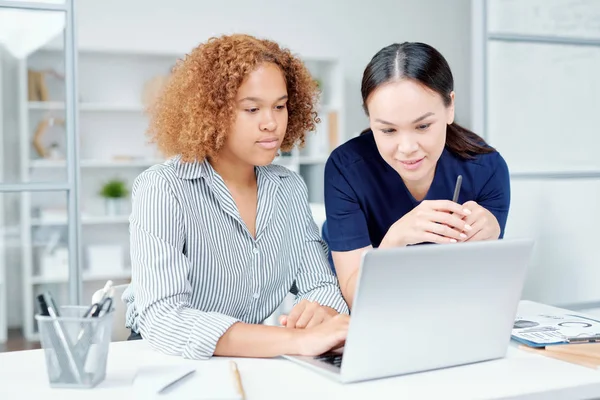 Två Unga Interkulturella Designers Tittar Bärbar Bildskärm Samtidigt Som Söker — Stockfoto