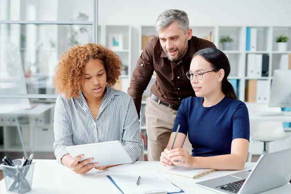 Groupe Jeunes Employés Bureau Contemporains Confiants Travaillant Sur Présentation Avant — Photo