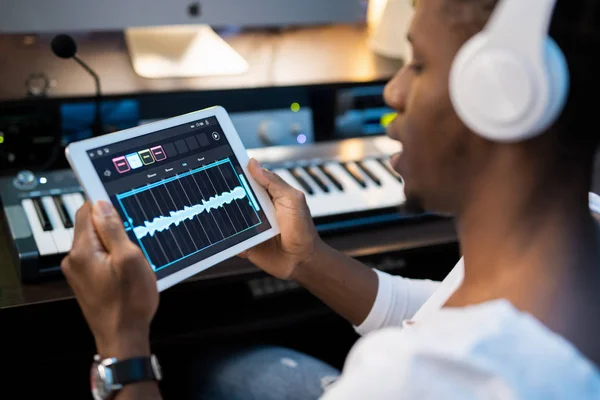 Joven Afroamericano Con Auriculares Sosteniendo Tableta Con Formas Onda Sonido — Foto de Stock