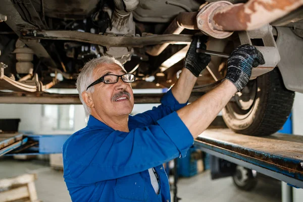 Senior Grey Haired Technician Repair Service Worktool Fixing Details Car — Stock Photo, Image