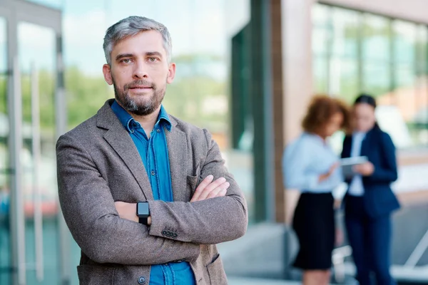 Young Confident Leader Business Team Standing Front Camera Office Building — Stock Photo, Image