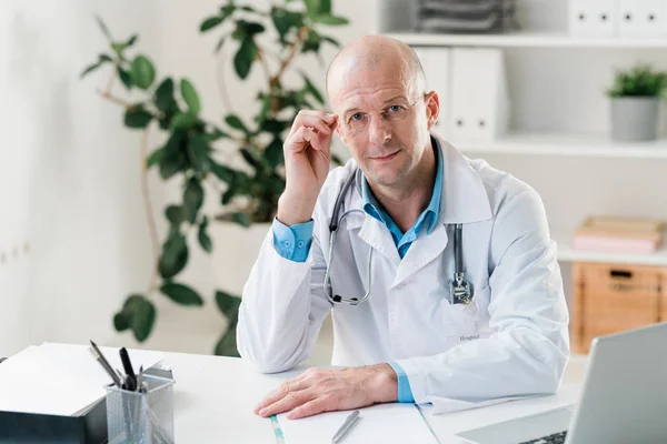 Whitecoat Gözlüklü Ciddi Bir Doktor Hastanede Çalışırken Sana Bakıyor — Stok fotoğraf
