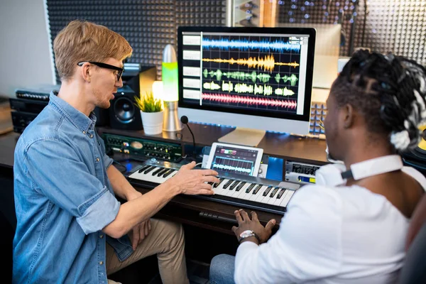 Twee Jonge Multiculturele Muzikanten Praten Nieuwe Manieren Geluiden Missen Tijdens — Stockfoto