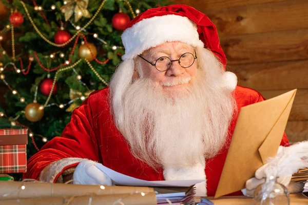 Kerstman Bril Kostuum Houden Envelop Hand Zoek Naar Adres Terwijl — Stockfoto